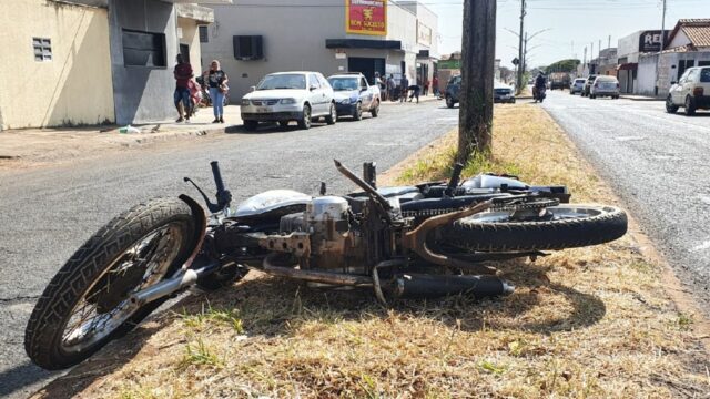 Motociclista fica ferido em acidente com carro no bairro Ipanema, em Catalão