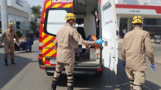 Mulher fica ferida após colisão entre carro e moto em cruzamento, em Catalão