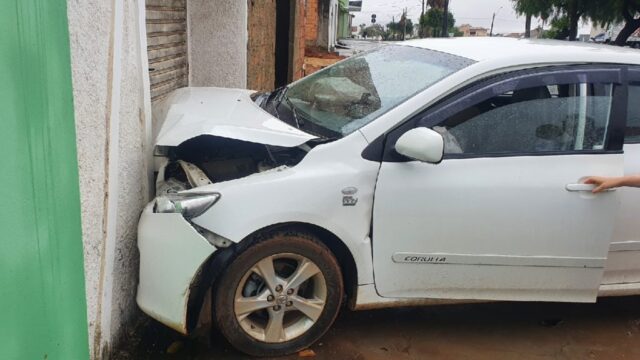 Bebê de 9 meses é socorrido após colisão entre dois carros em Catalão