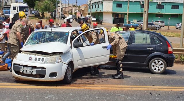 Passageiro fica ferido após colisão entre carros na BR-050 em Catalão