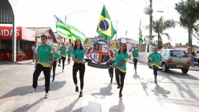 Em Goiandira, Secretaria de Educação comemora 07 de setembro com desfile cívico