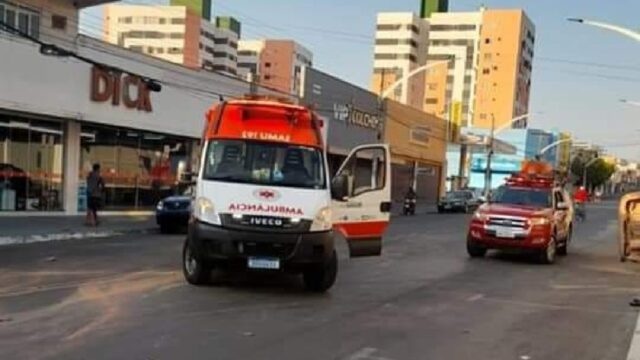 Após colisão no centro de Caldas Novas, veículo tomba e vítimas ficam feridas