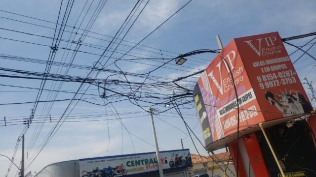 Virou rotina: veículos de grande porte se enroscam em fios e arrebentam redes, causando prejuízos a moradores, em Catalão