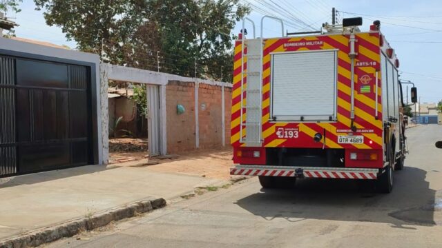 Homem põe fogo na própria casa no bairro Paineiras, em Catalão