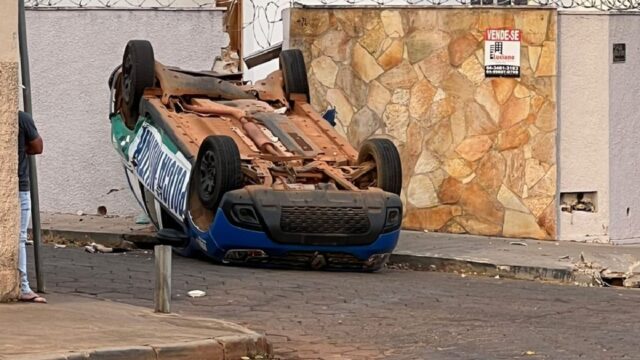 Após colisão, viatura da PM capota e deixa dois feridos em Pires do Rio