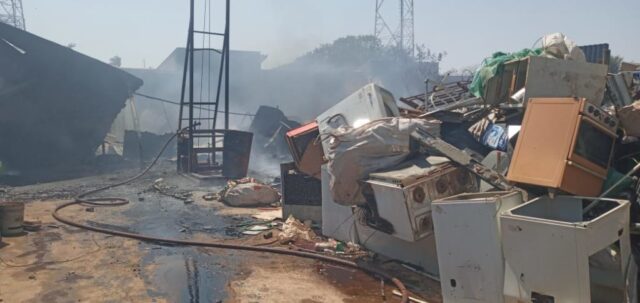Bombeiros combatem incêndio em depósito de reciclagem em Araguari