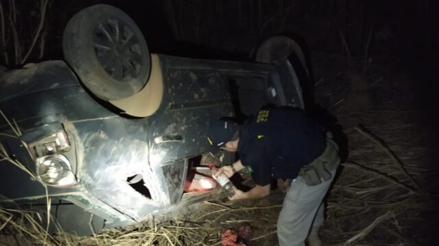 Motorista capota veículo e foge do local na BR-050 em Catalão