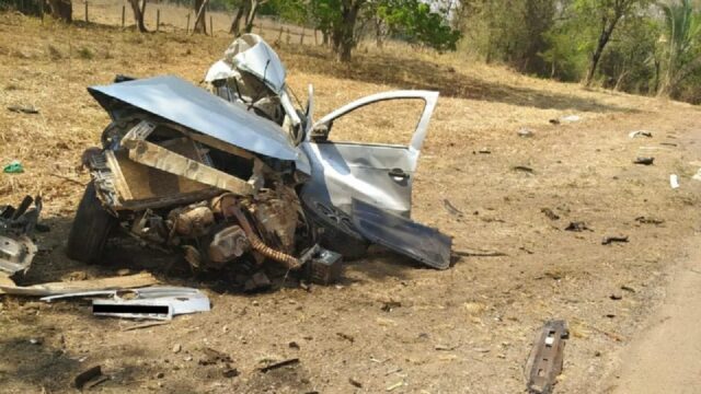 Acidente grave entre carro e caminhão deixa dois mortos na BR 153, em Goiás