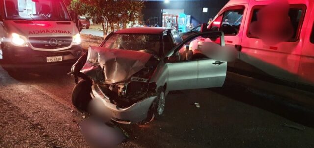 Colisão entre van e carro em cruzamento deixa quatro feridos no bairro Maria Amélia I, em Catalão
