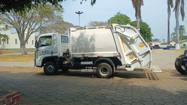 Três Ranchos ganha um caminhão coletor e compactador de lixo