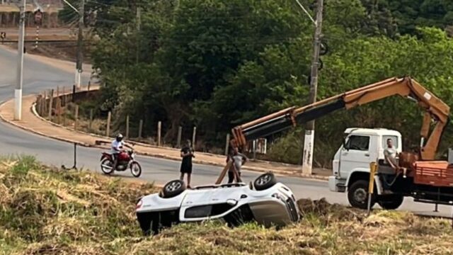 Veículo cai em grota no Bairro Santo Antônio em, Catalão