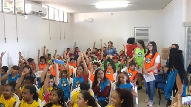 PRF promove ação educativa com crianças na BR-050 em Catalão