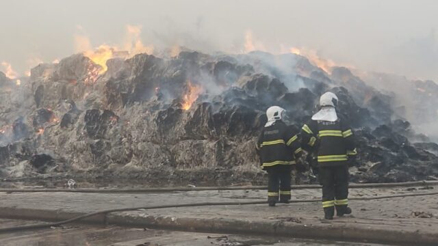 Incêndio em indústria de papel destrói cerca de 4 mil toneladas de papelão, em Senador Canedo