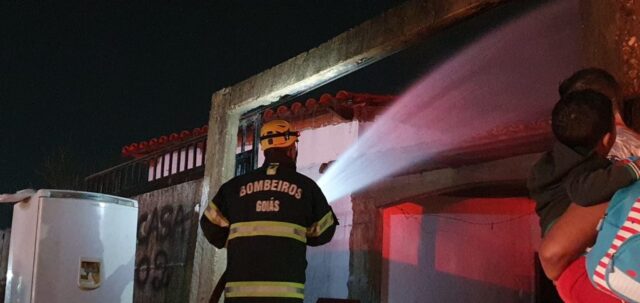 Corpo de Bombeiros combate incêndio em residência no Bairro Cruzeiro II, em Catalão