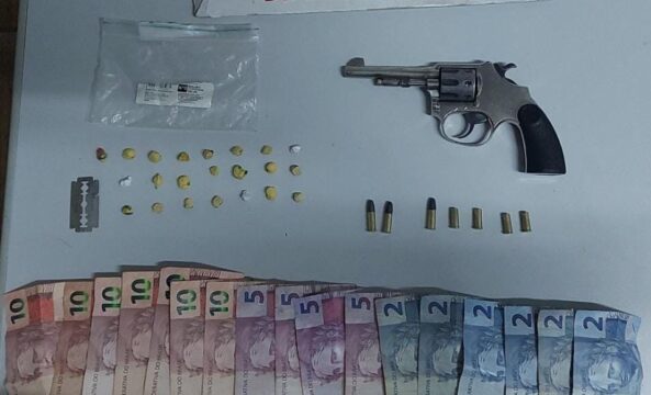 Jovem de 18 anos é flagrado portando arma de fogo e drogas em Araguari