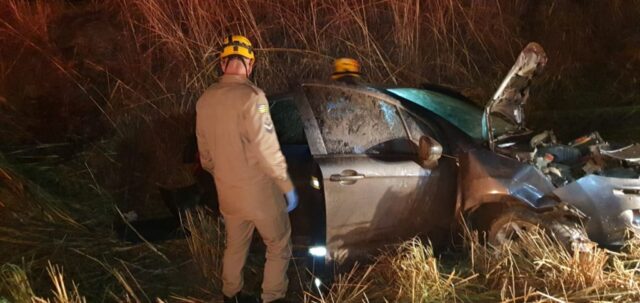 Carro sai da pista e deixa uma pessoa ferida na GO-330 entre Catalão e Ipameri