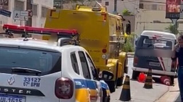 Carro-forte é alvo de assaltantes na porta de supermercado em Uberaba