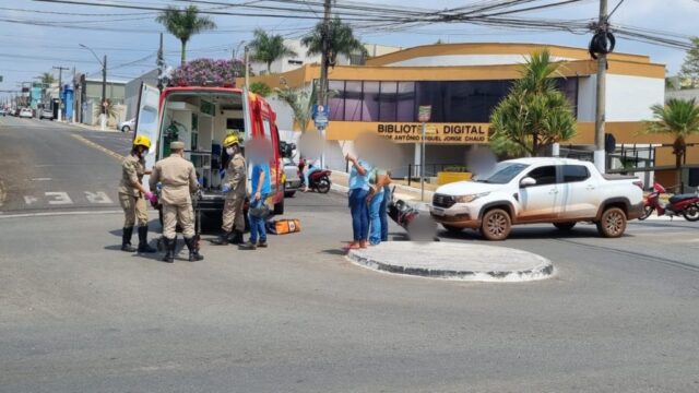 Colisão entre carro e moto deixa mulher ferida no Centro de Catalão