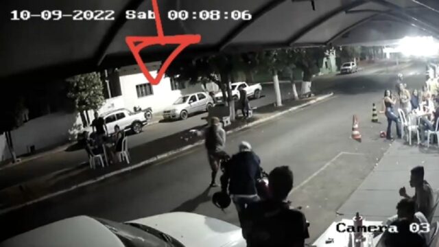 Vídeo mostra troca de tiros em frente à um estabelecimento comercial onde jovem foi baleado em Ouvidor
