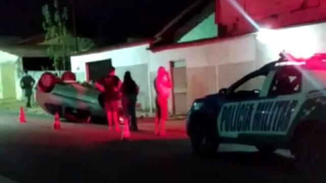 Carro capota e deixa passageira ferida, no Centro de Pires do Rio