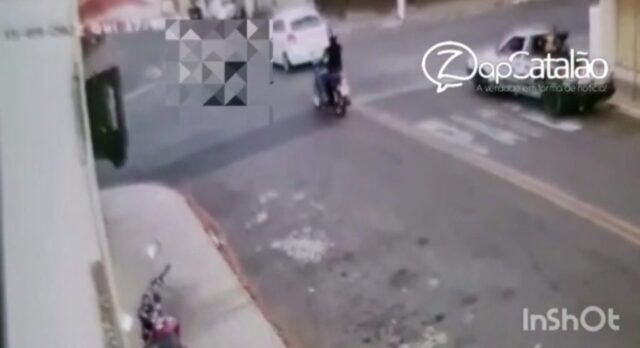 Câmera de segurança registra momento do acidente entre carro e moto no bairro Nossa Senhora de Fátima, em Catalão; veja vídeo