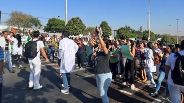 Enfermeiros de Goiânia fazem manifestação contra suspensão do piso salarial
