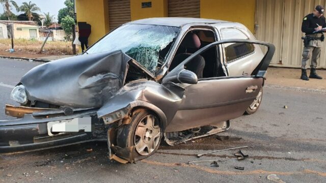 Motorista fica ferido após carro colidir em árvore em Catalão
