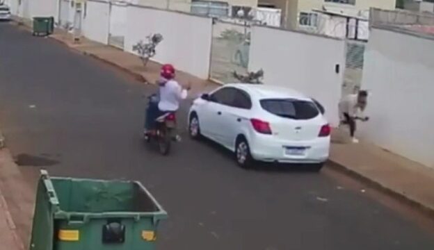 Em Uberlândia, vendedores vão entregar celular em domicílio e são surpreendidos por bandidos armados; assista vídeo