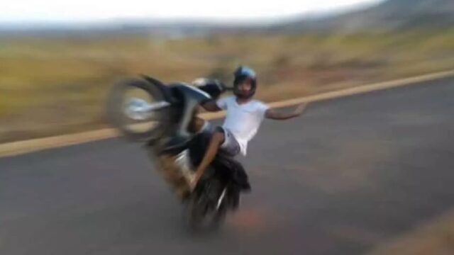 Adolescente de 15 anos é flagrado pela PM pilotando moto em apenas uma roda em Nova Aurora