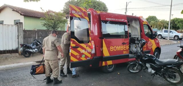 Corpo de Bombeiros socorre homem vítima de agressão com garrafa na Vila Chaud, em Catalão