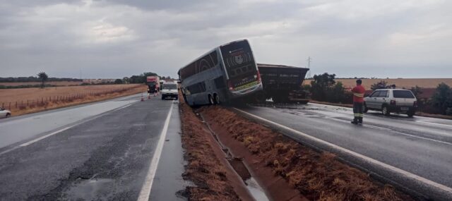 Ônibus que saiu de Rio Quente bate em traseira de caminhão e deixa mortos e feridos na BR-153 em MG