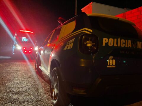 Em Caldas Novas, dois homens são mortos a tiros; suspeitos fugiram deixando carro usado no crime incendiado