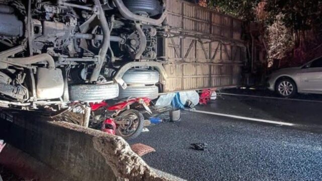Ônibus de turismo e moto se envolvem em acidente na BR-050, entre Uberaba e Delta