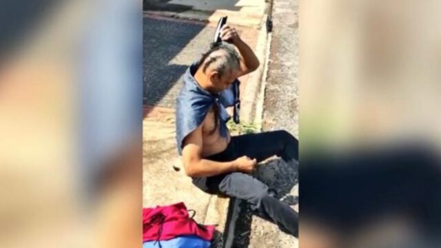 Homem raspa a cabeça como promessa após conseguir tirar CNH depois de 15 anos tentando, em Goiânia