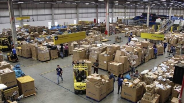 Correios vão leiloar 41 mil itens, de celulares a roupas; veja como participar