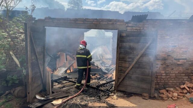 Corpo de Bombeiros atendem ocorrência de incêndio em fábrica de carvão, em Araguari