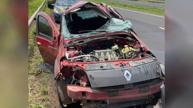 Carro com quatro jovens que voltavam de festa universitária capota em Uberlândia