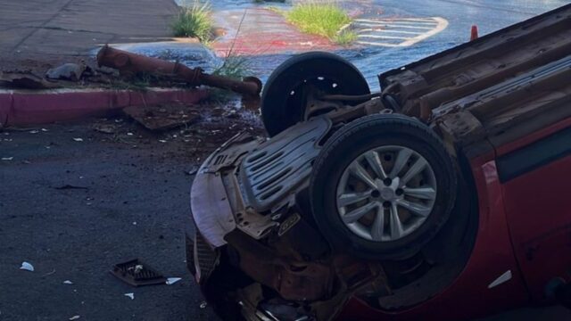 Motorista tem ataque epilético, atinge hidrante e capota em Uberlândia