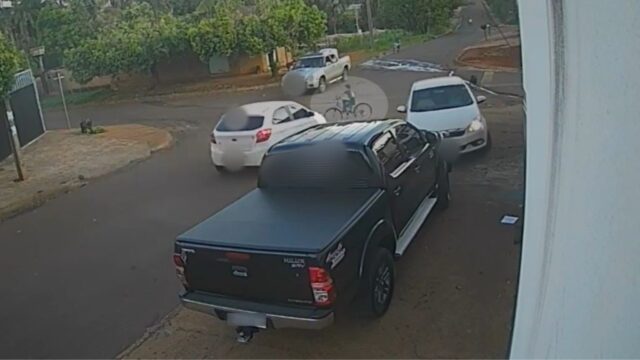 Criança dá pirueta no ar após ser atingida por carro em cruzamento de Rio Verde e sai com ferimentos leves; vídeo