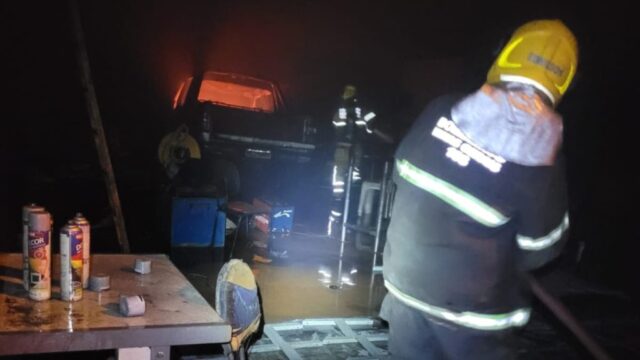 Corpo de Bombeiros combate a incêndio em edificação comercial, em Araguari