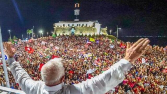 Com mais de 60 milhões de votos, Lula é o presidente mais votado da história