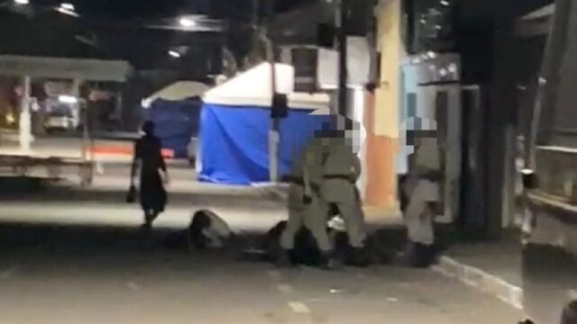 Em Catalão, policiais são filmados agredindo três indivíduos com pontapés e cassetentes; PolÍcia Militar apura o caso