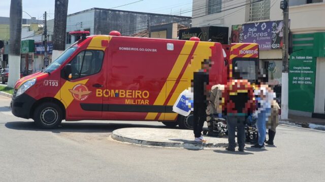 Mulher ao desviar de moto acaba sofrendo acidente, em Catalão