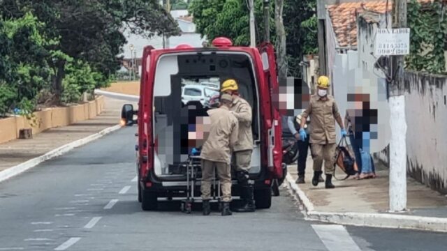 Mulher fica ferida após queda de moto no bairro São Francisco, em Catalão