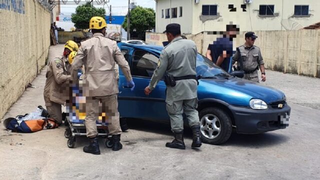 Acidente de trânsito: viatura da PM e um carro de passeio colidem na Vila Chaud, em Catalão