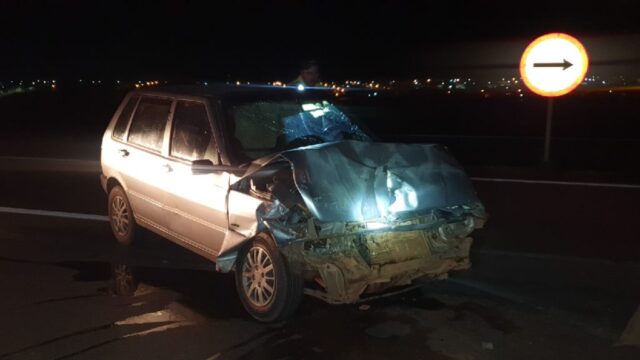 Carro colide com traseira de carreta e motorista fica ferido na BR-050, em Catalão