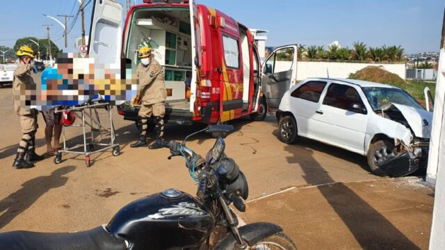 Após colisão, homem perde controle do carro e bate contra poste de iluminação, em Catalão