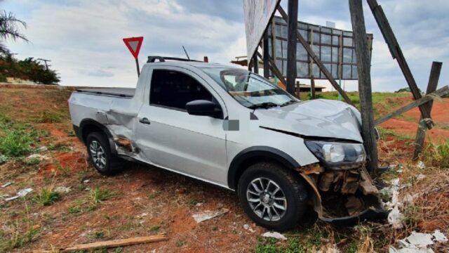 Motorista foge após colidir em outro veículo na GO-330 no trevo de acesso a cidade de Ouvidor