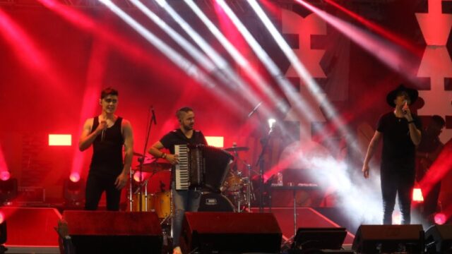 Show com a dupla sertaneja PH e Michel anima a noite na praça da Estação, em Ouvidor