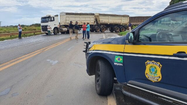 Paralisação dos caminhoneiros: motoristas interditam BR-050, em Catalão, nesta segunda (31) após vitória de Lula